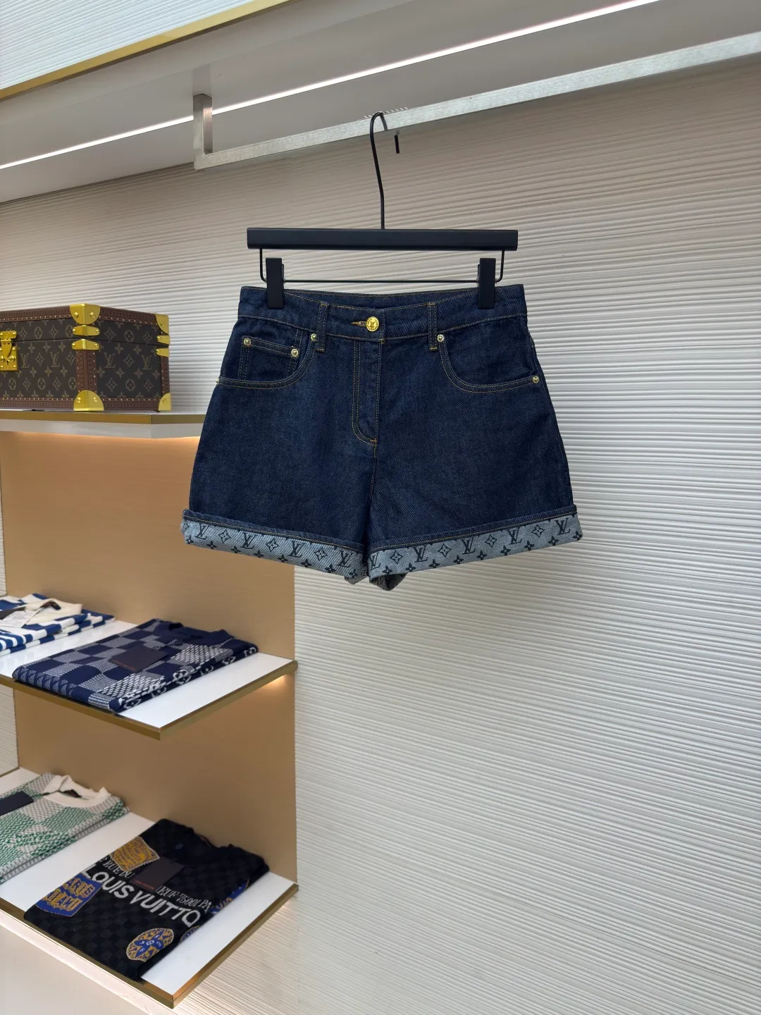 LOUIS VUITTON Dark blue logo cuffed denim shorts [Women's clothing] ●Authentic product: Purchased and developed by 13042 ●Item number: 1680061-A45 ●Material: Denim denim fabric ●Technology: Made on positioning cutting machine ●Version: fitted version ●Weight: about 385 grams ●Size: 34-36-38 ●Description: This mini shorts is cut with seasonal deep-washed denim to create a neat straight fit. Contrasting topstitching outlines the classic structural lines, and the cuffed trousers reveal the Monogram printed lining, upgrading your daily look. The overall wiring is straight and delicate, the fabric is comfortable and soft, and the color is consistent without color difference. It can be matched with the same style to create a fashionable look and control various occasions. Customized accessories, complete with three standards, same style for men and women!